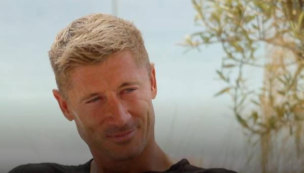 莱万称赞哈维对巴萨的热爱与贡献铸就俱乐部辉煌