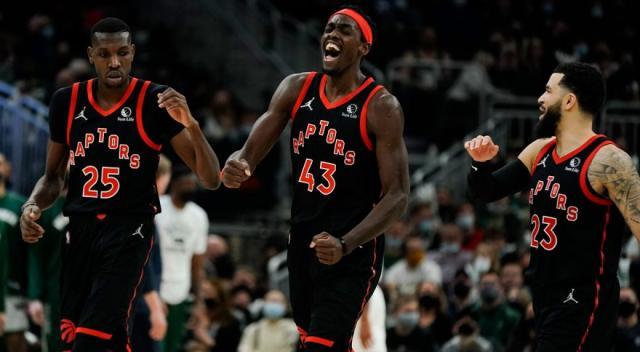 siakam-bucks-raptors-1040x572.jpg